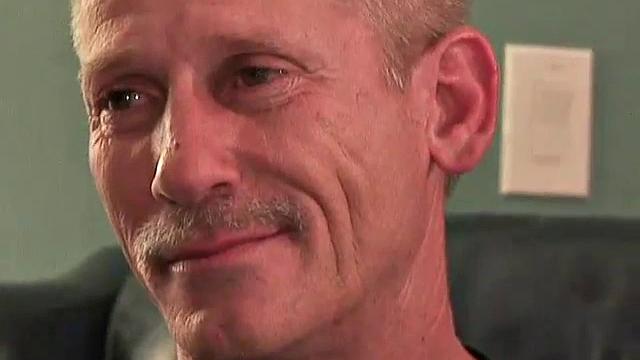 майкл дрочит после смены у себя в комнате