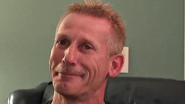 майкл дрочит после смены у себя в комнате