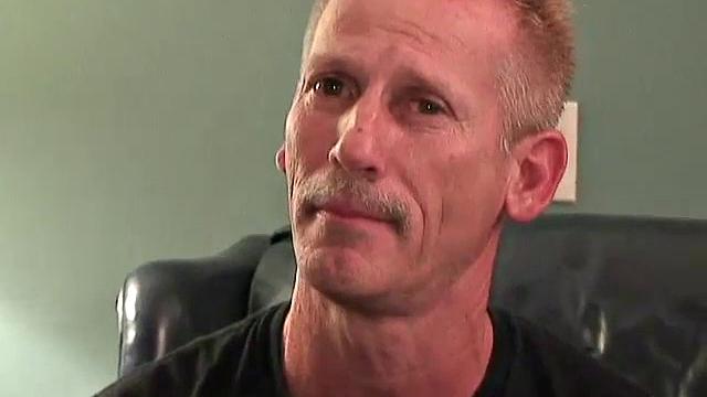 майкл дрочит после смены у себя в комнате