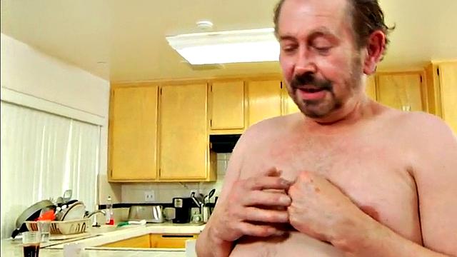 бригада брюнеток издевается над пузатым неудачником на кухне