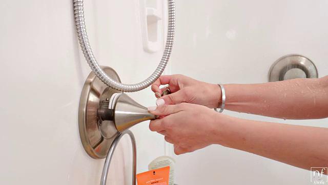 шикарная брюнетка с аппетитной жопой глубоко сосёт и скачет на члене