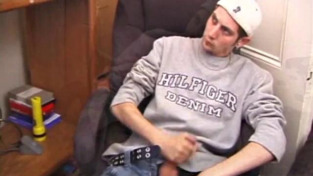 Гей-Аарон Майклс дрочит и кончает на камеру.