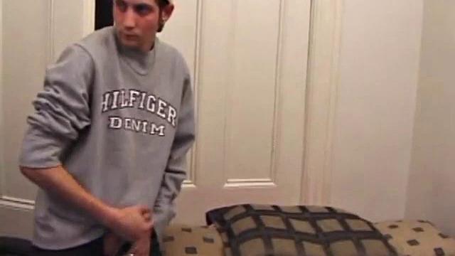 Гей-Аарон Майклс дрочит и кончает на камеру.