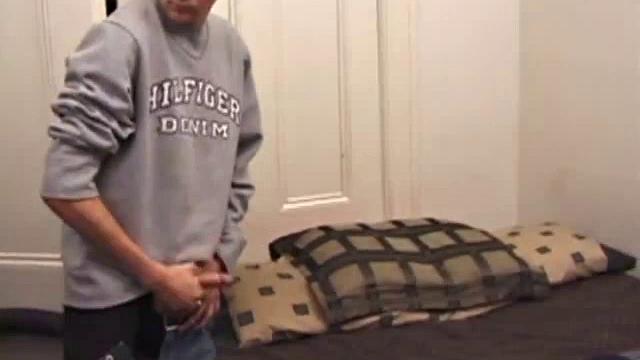 Гей-Аарон Майклс дрочит и кончает на камеру.