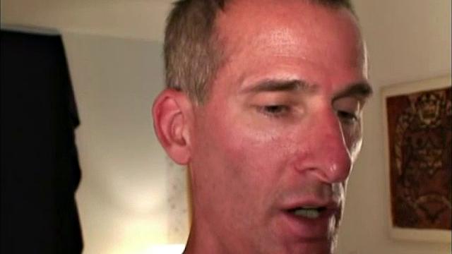 зрелый мужик дрочит и кончает рукой