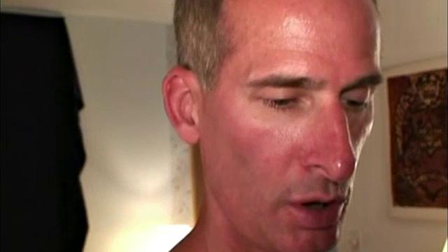 зрелый мужик дрочит и кончает рукой