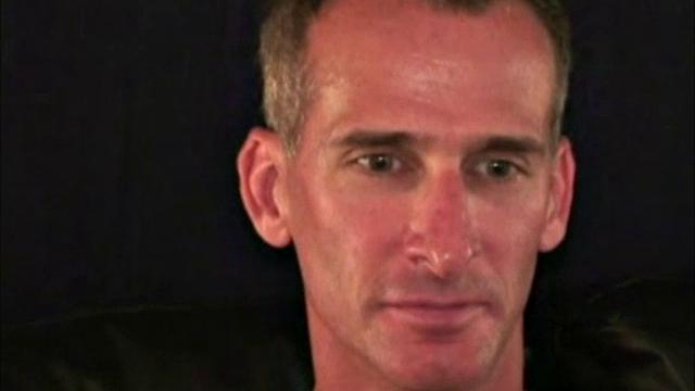 зрелый мужик дрочит и кончает рукой