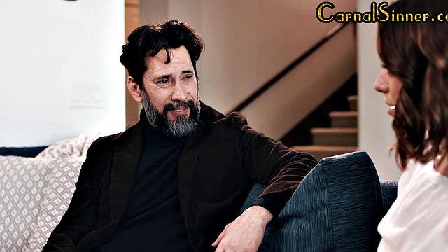 Маленькая шалунья заценяет опыт любовника старше себя