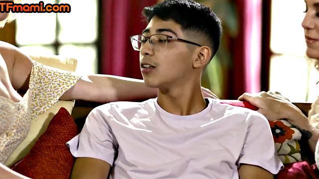 MILF penetrated by big dick in wet pussy hole