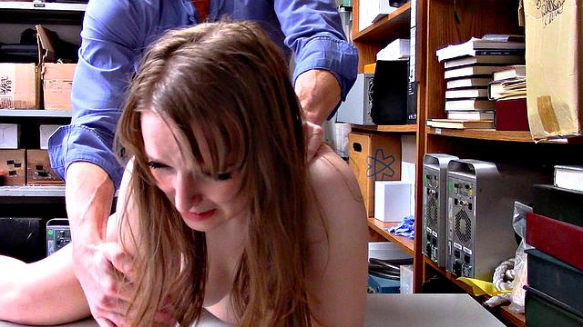 блондинка попалась на краже и трахается с охранником в офисе