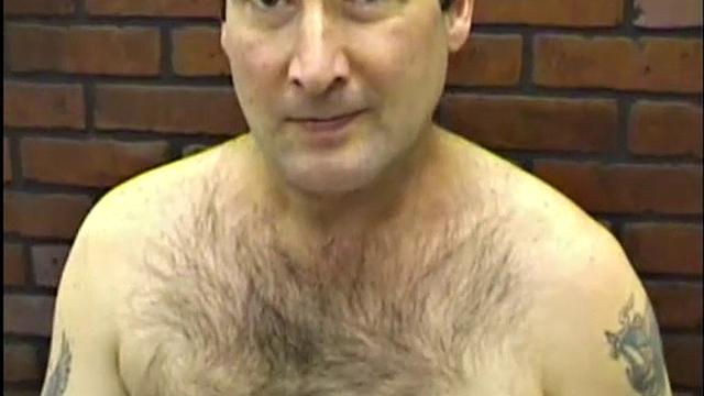 Зрелый Роберт дрочит крепкий член и кончает обильно