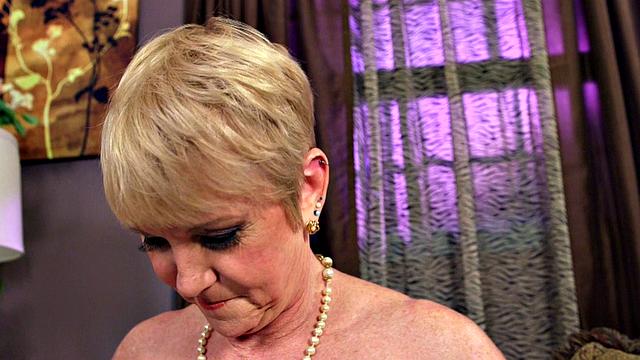 Honey Ray fucks her pot