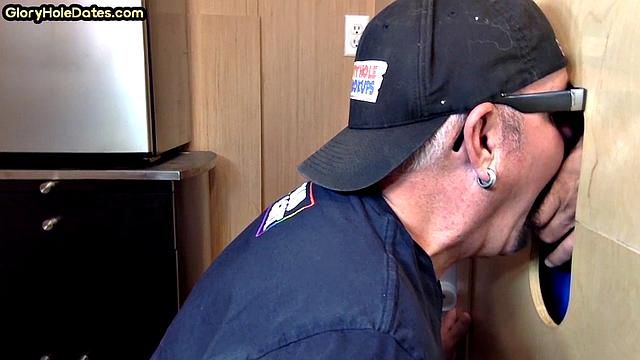 папаша у глори-хола на спор глотает весь член