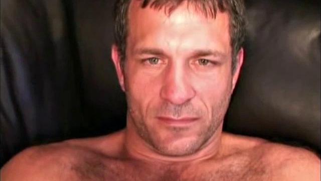 мэтт дрочит по-деловому, зрелый подход во всем