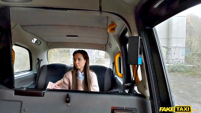 Упругая студентка хочет покататься