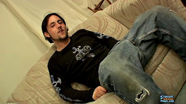 Лохматый натурал-любитель пробует секс-игрушку - TrikinMatt