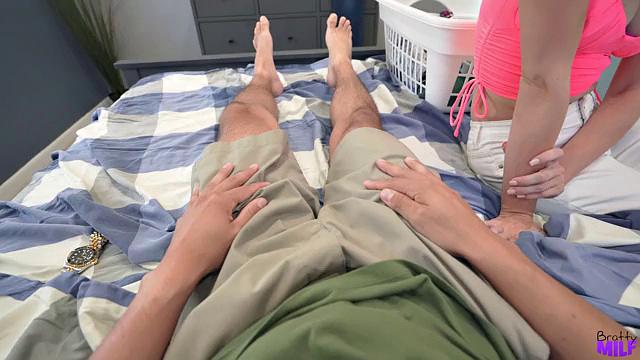 Feeding My Sex-Starved Stepmom - S10:E4