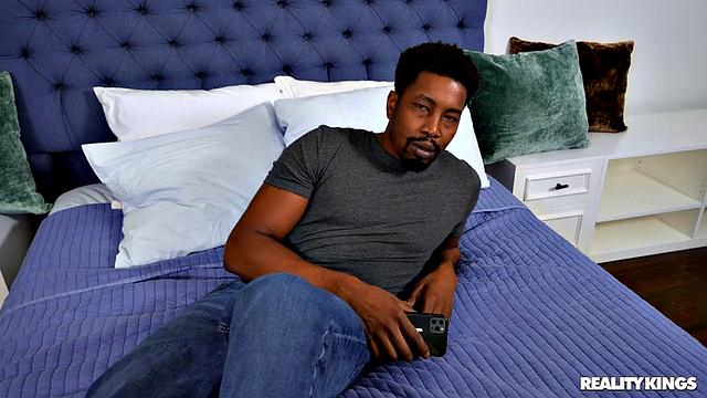 Звукорежиссёрша Лейни Грей заменяет актрису и трахается с Исайей Максвеллом на съёмках порно сцены для Reality Kings.