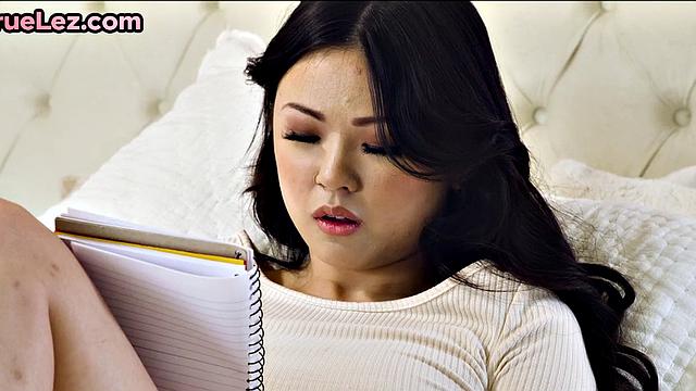 азиатская малышка кайфует от пальцев татуированной подруги