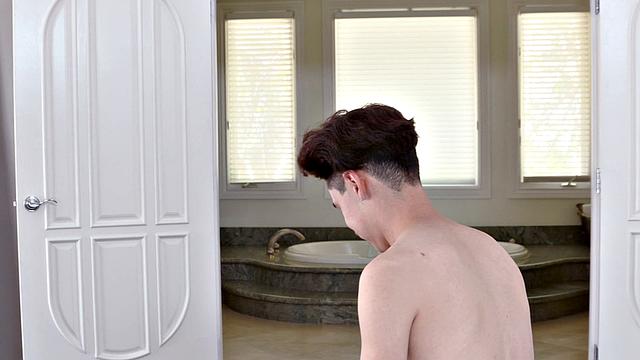 Сестрички устроили шоу: сперва разборки, потом минет на троих