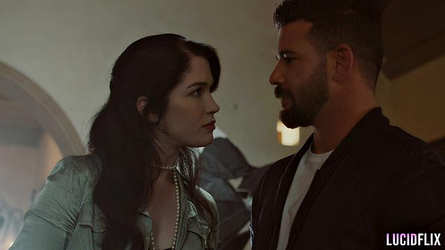 Блондинка с большими сиськами жарко сосет и скачет на члене перед камерой, жестко получает в разных позах и ловит сперму на лицо.