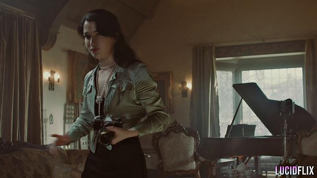 Блондинка с большими сиськами жарко сосет и скачет на члене перед камерой, жестко получает в разных позах и ловит сперму на лицо.