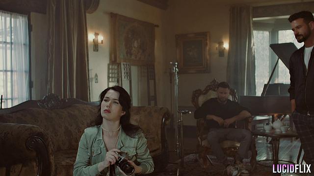 Блондинка с большими сиськами жарко сосет и скачет на члене перед камерой, жестко получает в разных позах и ловит сперму на лицо.