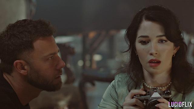 Блондинка с большими сиськами жарко сосет и скачет на члене перед камерой, жестко получает в разных позах и ловит сперму на лицо.