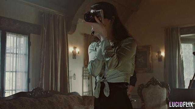 Блондинка с большими сиськами жарко сосет и скачет на члене перед камерой, жестко получает в разных позах и ловит сперму на лицо.