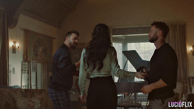 Блондинка с большими сиськами жарко сосет и скачет на члене перед камерой, жестко получает в разных позах и ловит сперму на лицо.