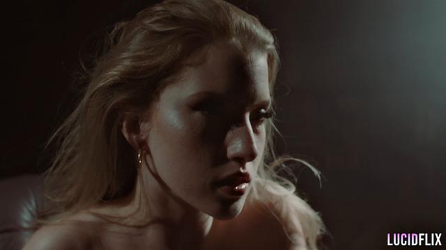 Блондинка с большими сиськами жарко сосет и скачет на члене перед камерой, жестко получает в разных позах и ловит сперму на лицо.