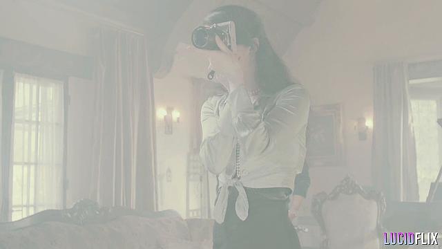 Блондинка с большими сиськами жарко сосет и скачет на члене перед камерой, жестко получает в разных позах и ловит сперму на лицо.