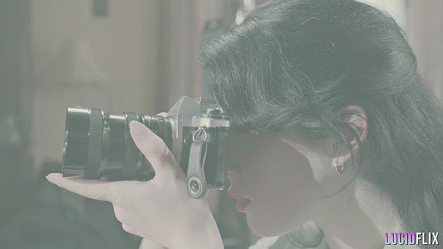 Блондинка с большими сиськами жарко сосет и скачет на члене перед камерой, жестко получает в разных позах и ловит сперму на лицо.