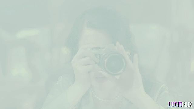 Блондинка с большими сиськами жарко сосет и скачет на члене перед камерой, жестко получает в разных позах и ловит сперму на лицо.