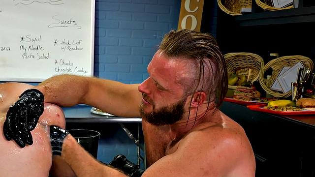 жесткие папики растягивают фистинг-стада в дерзком гей трио