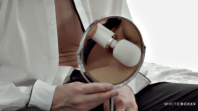 Зузу Свит доводит любовника до исступления, дразня попкой и вибратором с первой линии зрелища