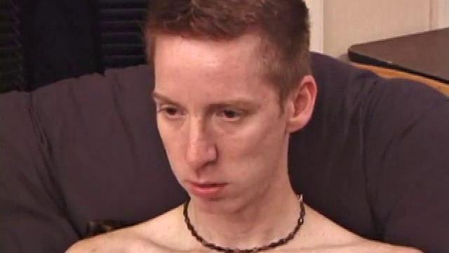 Jonathan Star доводит себя до оргазма, облизывает сперму с пальцев