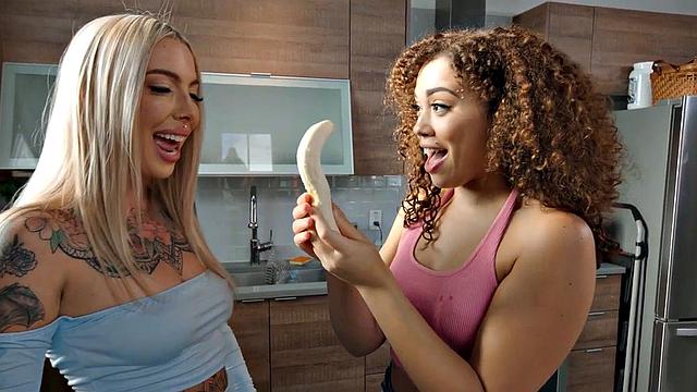 Горячие лесбиянки с большими жопами устраивают банановое шоу на кухне
