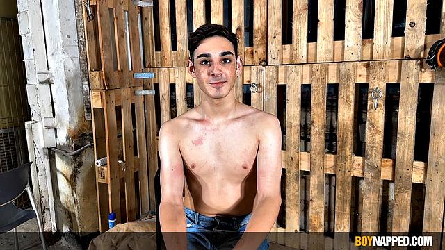Дэнни Локвуин стучит по яйцам Себастьяна Кейна, будто звонит в дверь, которую никто не хочет открывать