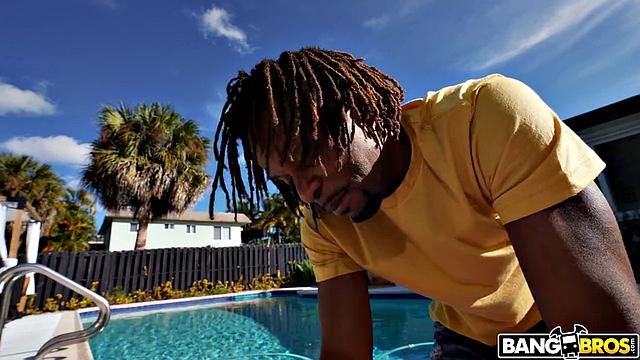 Мила Марс натирает тело маслом и трахается с Jay Bangher у бассейна, потом сосёт и получает сперму в рот.