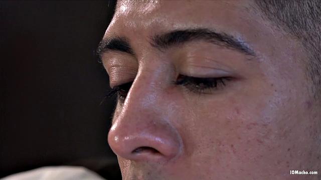 Горячее латинское гей-жесткач: Джорджио и Лео разрывают друг друга в постели.