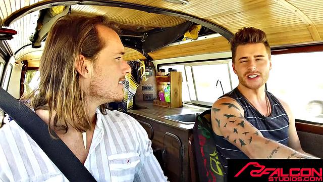 два мачо жестко трахают горячего парня втроём