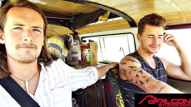 два мачо жестко трахают горячего парня втроём