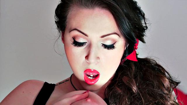 британская брюнетка сводит с ума зал своими натуральными сиськами