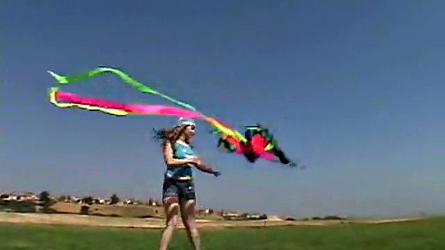 Little April сосёт сочный эскимо на улице и заводит взглядом