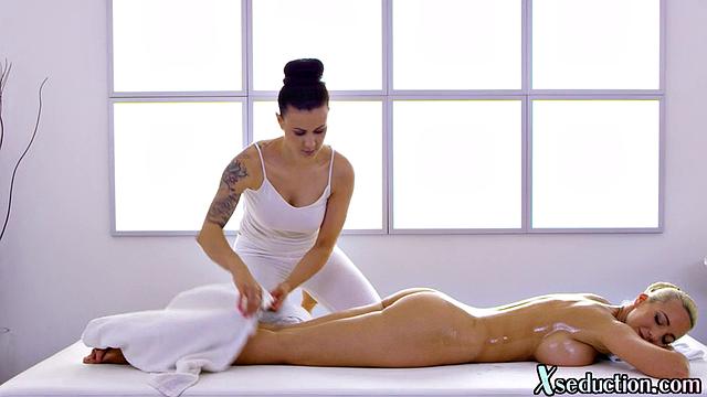 blonde bae squirting by masseuse