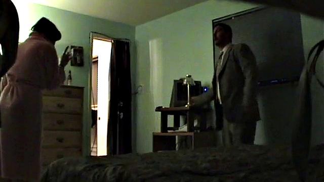 пышногрудая изменщица соблазняет сантехника прямо перед мужем