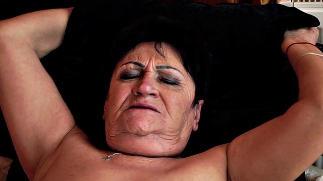 Похотливые бабули скачут на члене и трясут большими сиськами