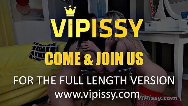 Две блондинки устроили золотую битву на диване - химчистка уже плачет