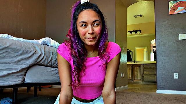 миниатюрная крошка застряла и получает глубокий трах в узкой дырочке